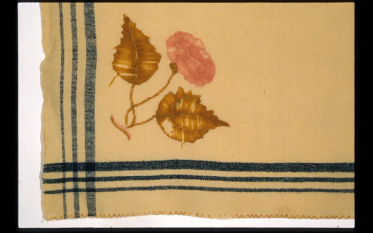 Couverture en rose. Nord-est des Etats-Unis. 1875-1899. Tabby en laine brodée. 966.242.11. Don de Louise Hawley Stone.