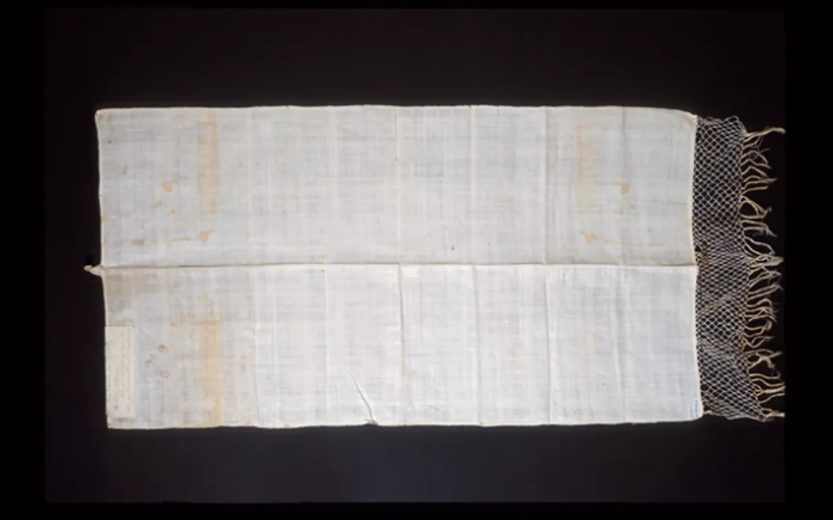 Serviette de bain. Nord-est des Etats-Unis. 1800-1820. Lin avec frange en filet. 989.294.9 Don de Mr. Bernard Radley.