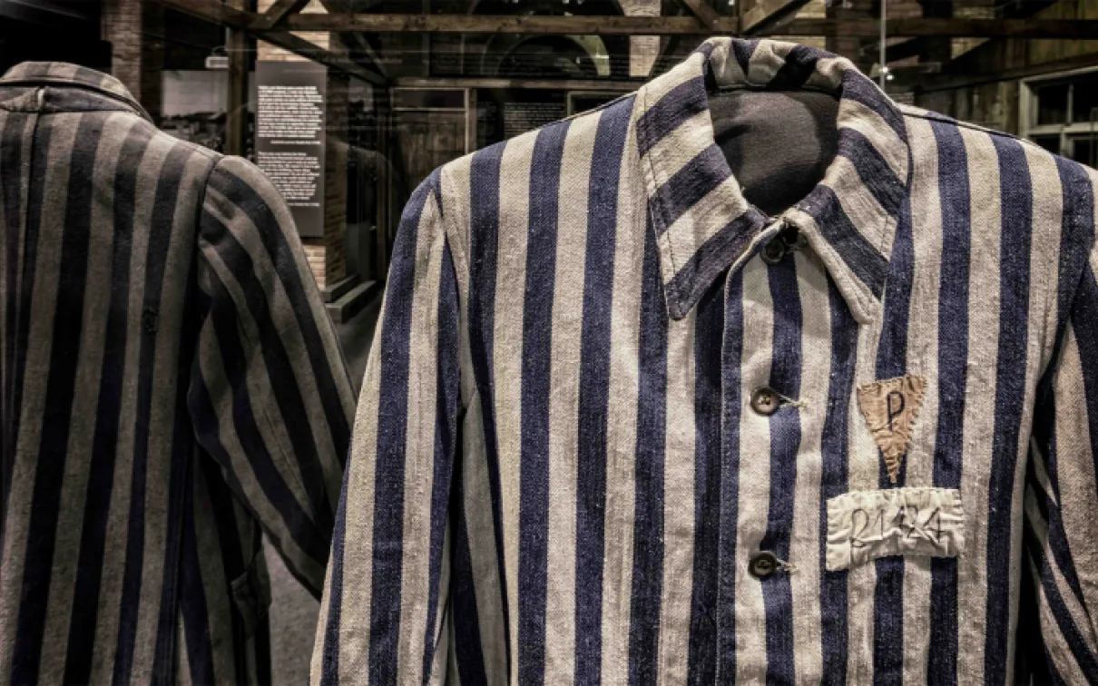 Uniforme de prisonnier d'Auschwitz. Uniforme porté par Marian Kostuch, prisonnier politique polonais. Image ©Musealia.