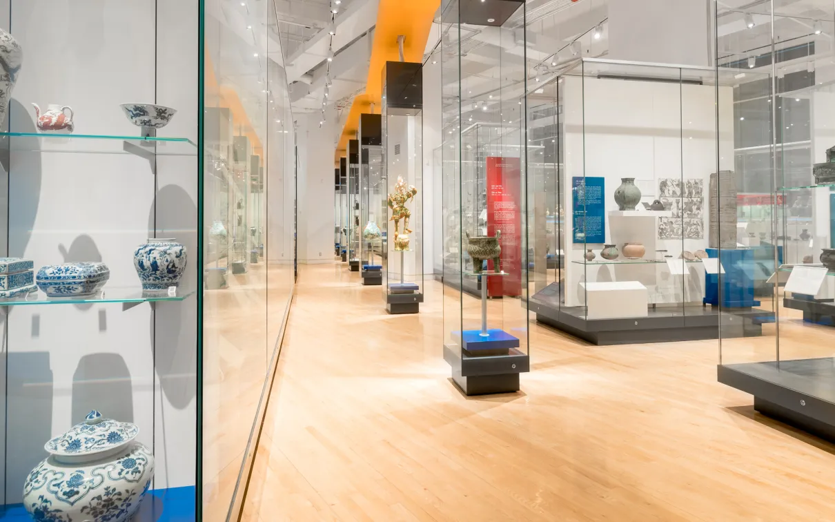 Une galerie remplie de poteries, de céramiques et de statues diverses.