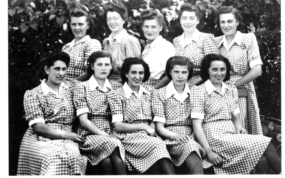 Ten women posing from 1945 