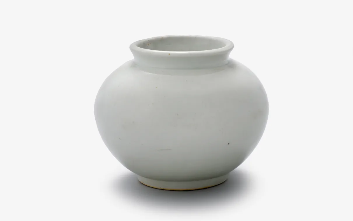 White Porcelain Jar 백자 호, Korea, early 20th century, 983.146.6. © 2016 Royal Ontario Museum. Photographed by the Overseas Korean Cultural Heritage Foundation. Donated by George J. M. Gale in memory of his father, Rev. James S. Gale, Presbyterian missionary in Korea, 1888-1927.
