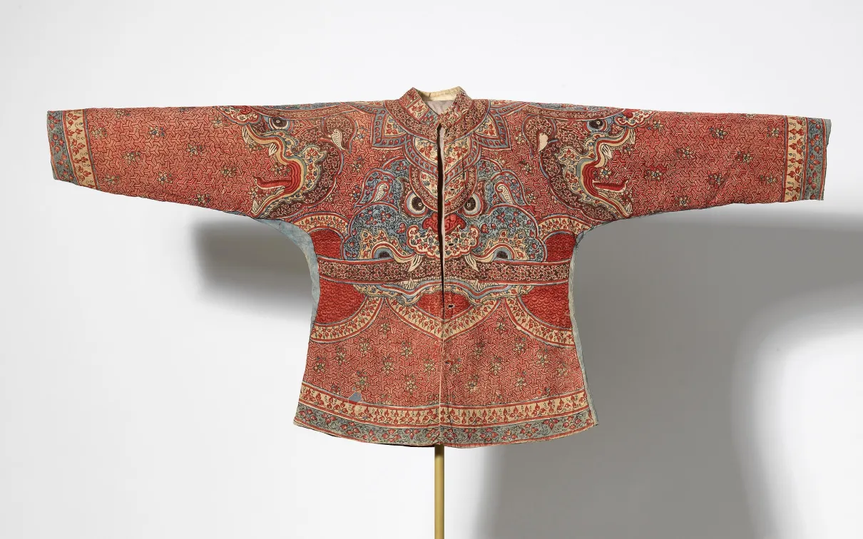 Man’s military shirt or tunic (su’a senakut), chintz, made in coastal southeast India for the Thai market, late 1700s, 983.155.1. © ROM.