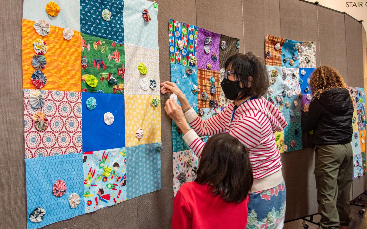 Yo-Yo quilting workshop, ROM March Break 2024. © ROM.