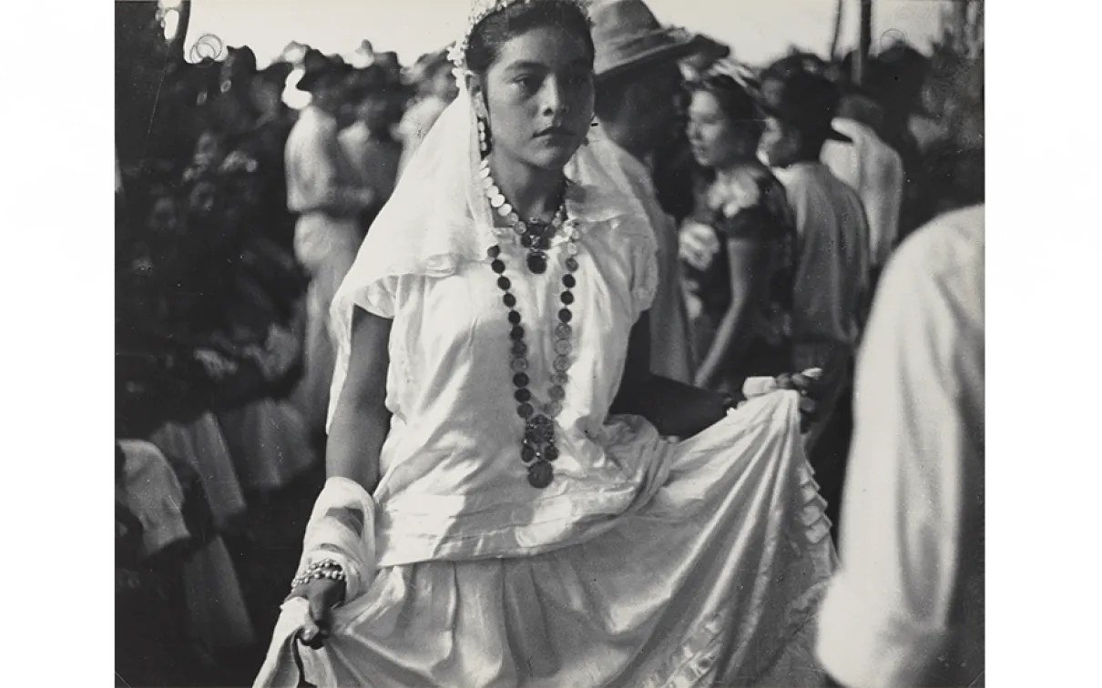 Une mariée danse, vers 1937. Épreuve gélatino-argentique d'époque. Emilio Amero, Mexique (1901 - 1976). Emilio Amero Estate, Courtesy of the Solander Collection.