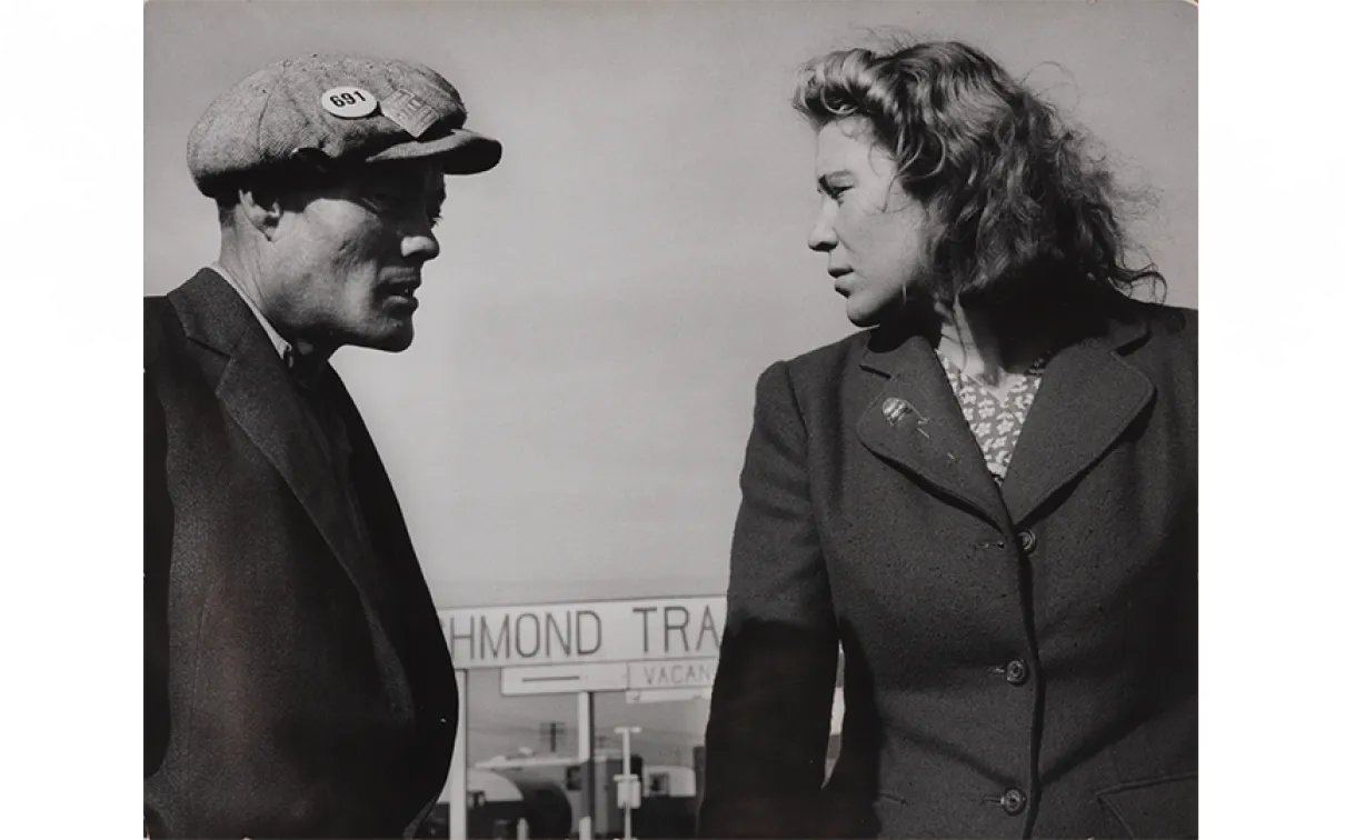 Dorothea Lange, Argument in Trailer Court, vers 1943. Collection Dorothea Lange, Musée d'Oakland de Californie, Ville d'Oakland. Don de Paul S. Taylor.