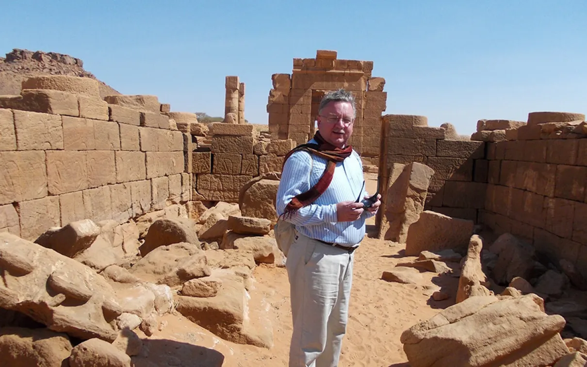 Dr. Krzysztof Grzymski devant une ruine.
