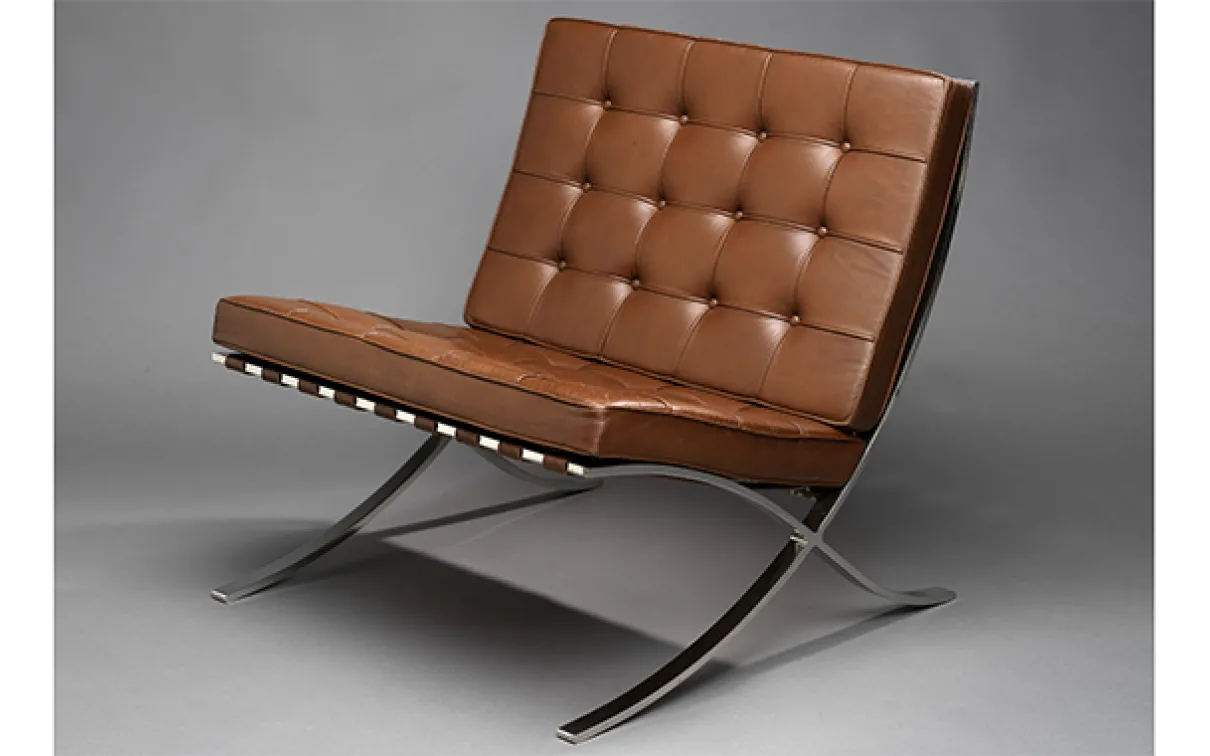 Chaise Barcelona, conçue en 1929 par Ludwig Mies van der Rohe, fabriquée par Knoll Associates (c) Musée royal de l'Ontario 2016 Acquisition rendue possible grâce à une subvention du Mona Campbell Endowment Fund.