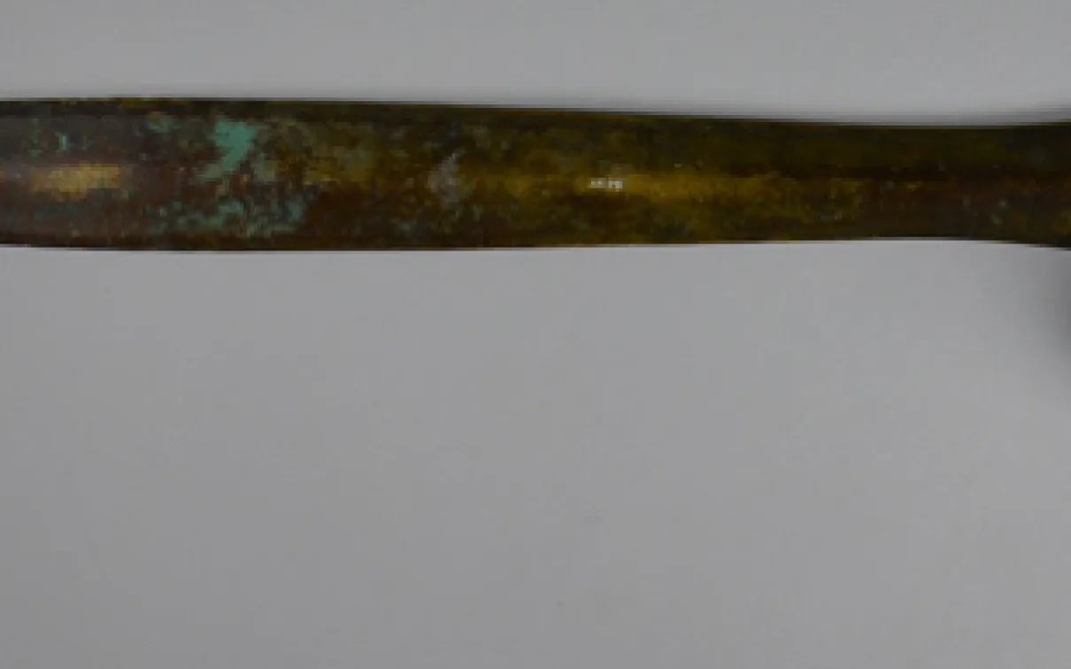 L'épée de la fin de l'âge du bronze et sa poignée du 18e siècle.
