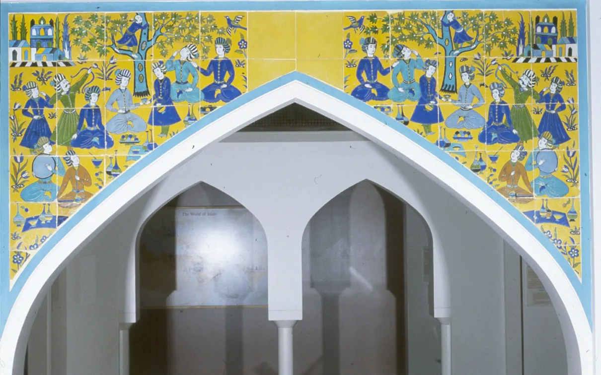 976.298.6-47 l'une des frises complètes de tuiles safavides du ROM, représentant une scène de pique-nique, photographiée ici dans les anciennes galeries du ROM dans les années 1980.
