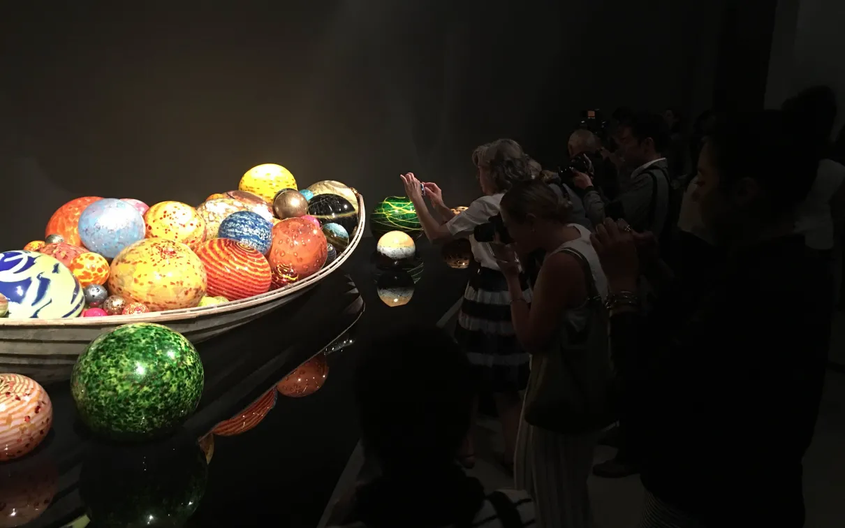After Chihuly tossed glass forms into the Nuutajoki river to see how visually appealing they were, teenagers gathered them in boats which inspired his display of boats with glass.