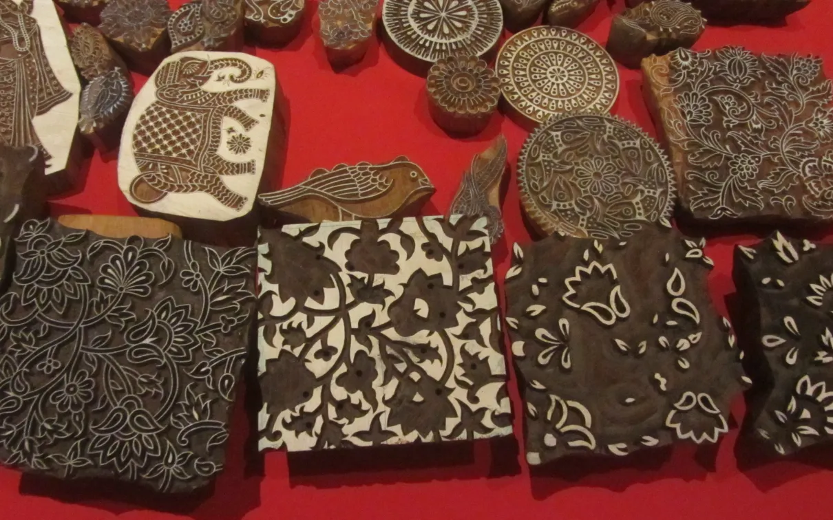 Blocs de bois sculptés par Gangadhar lors de l'exposition du week-end, ROM, octobre 2018.
