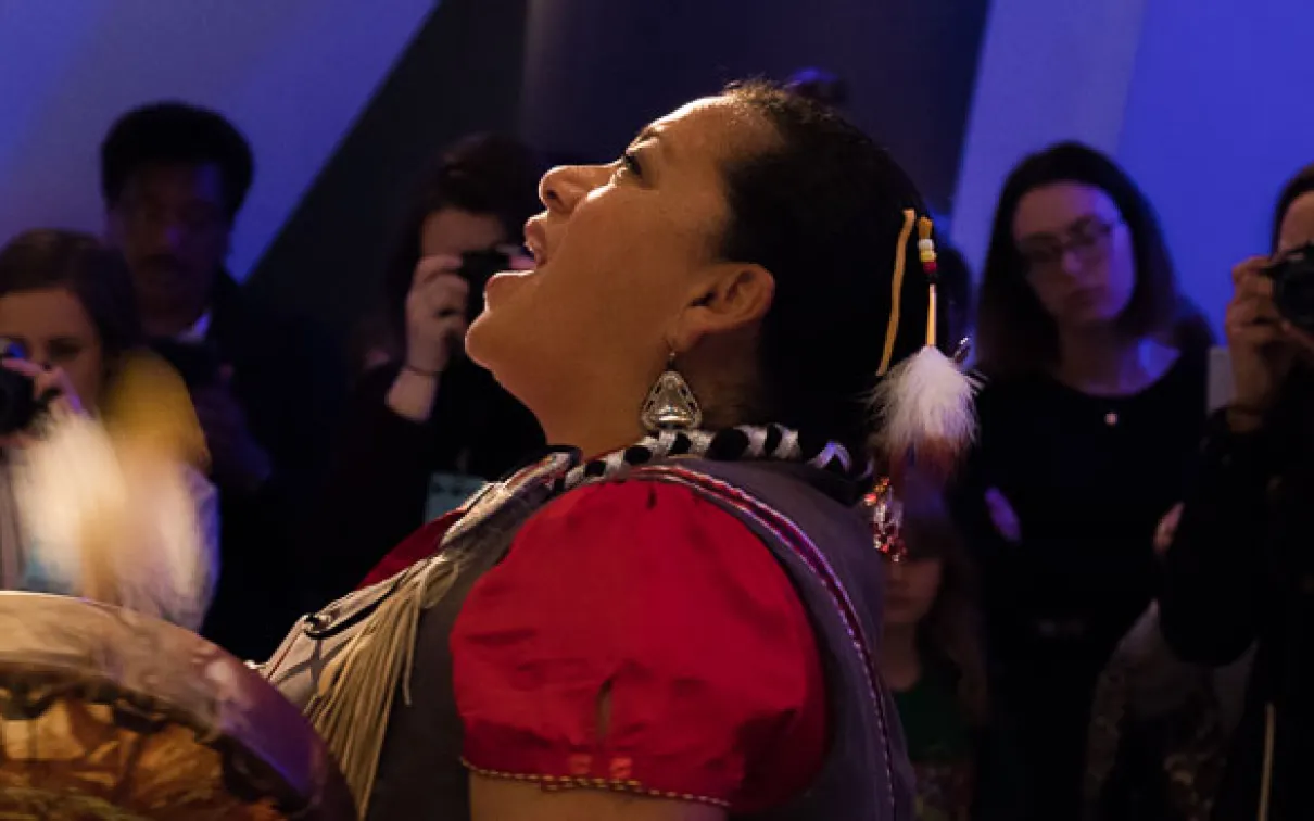 Kim Wheatley joue du tambour et chante une bénédiction Anishnaabe sur le squelette de la baleine bleue. Photo de Rachel Brown
