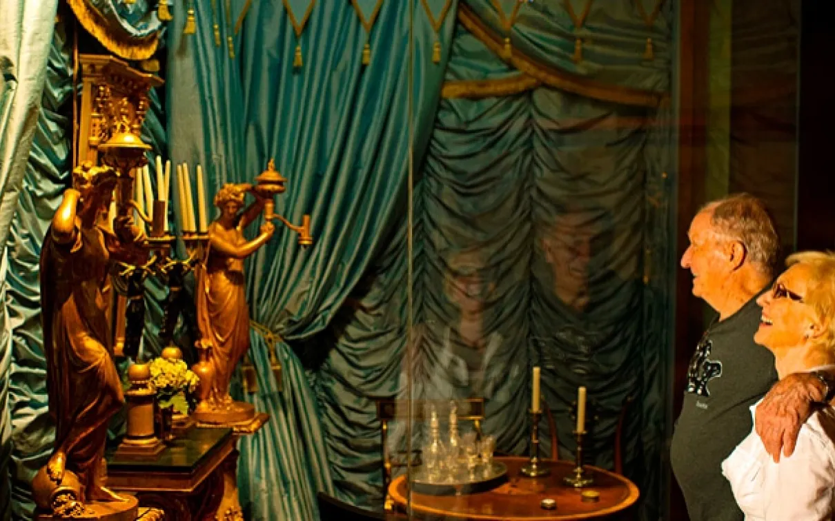 Des vignettes de pièces d'époque permettent aux visiteurs de découvrir le style décoratif dans son contexte.