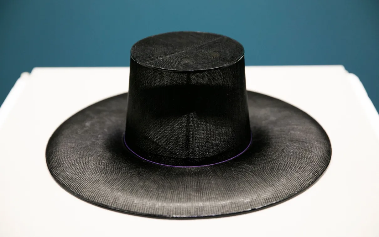 Korean nobleman’s horsehair hat By Park Chang Young c. 1980s, Korea, Bamboo,  lacquer, horsehair 5 x 18 inches Collection of Park Chang Young.
