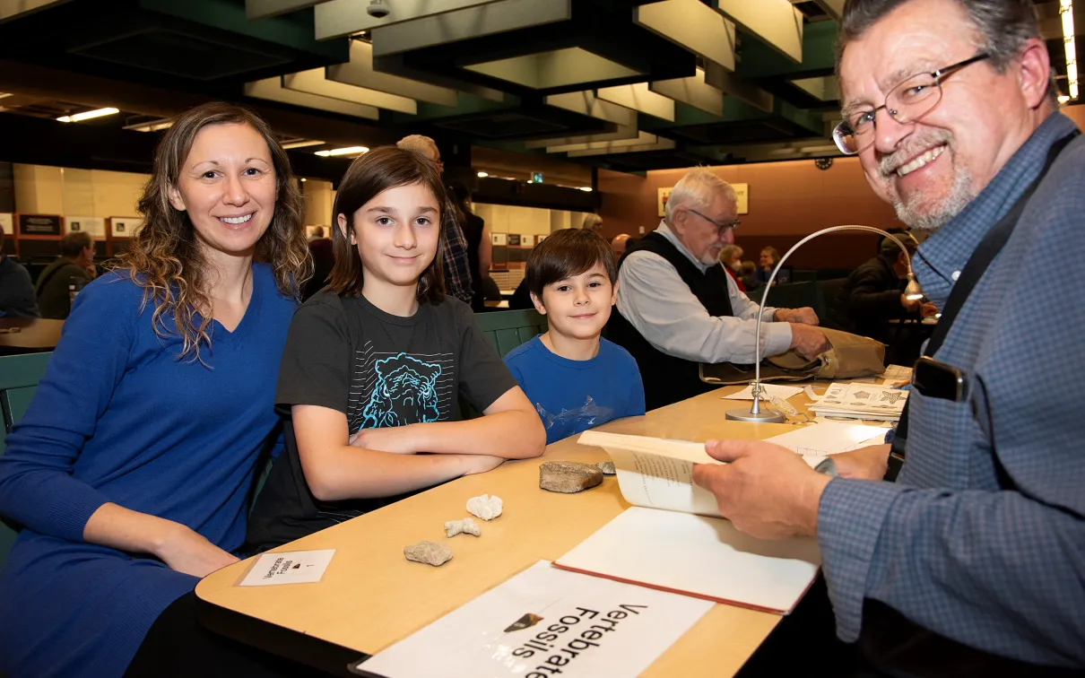 Les visiteurs apportent des objets trouvés à ROM pour identification.
