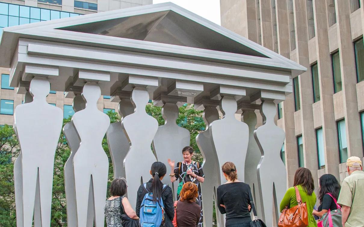 Groupe de personnes participant à une visite ROMWalks Plus dirigée par un guide.
