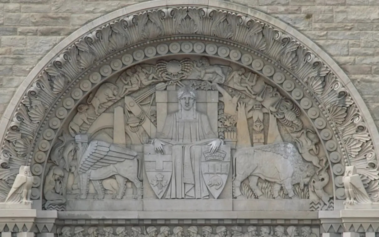 Sculptures au-dessus des Weston Heritage Doors à Queen's Park.
