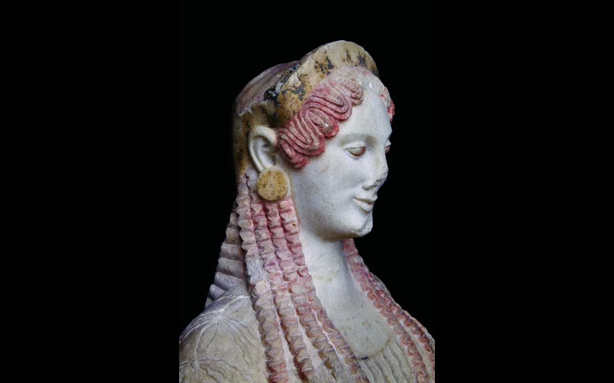 détail de Kore 670, profil du visage et de la couronne/oreille, côté droit