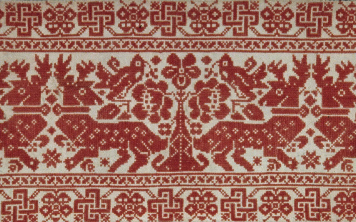 Bout d'oreiller. Fabriqué en Transylvanie (Roumanie actuelle) dans la tradition hongroise. Peut-être 2e moitié du 19e siècle. Coton tabby avec broderie au point de croix. 972.415.14 Don de Miss Jean Alexander.