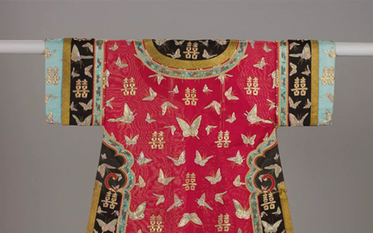 Robe de mariée (changfu). Chine. Dynastie Qing, 1895-1900. Gaze de soie brodée de fils de soie, d'or et d'argent. 979.107.1 Don de Mrs. Willian C. Van Horne.