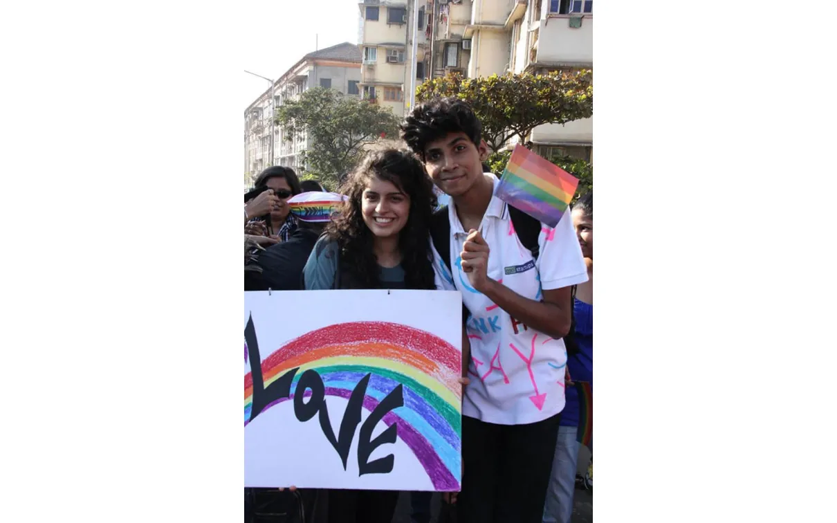 Mudit tenant un drapeau arc-en-ciel lors de sa première parade des fiertés, avec son amie Drishti.
