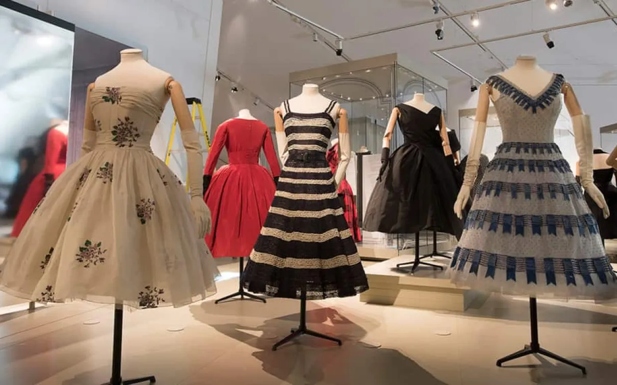 Cinq robes Dior exposées au ROM.
