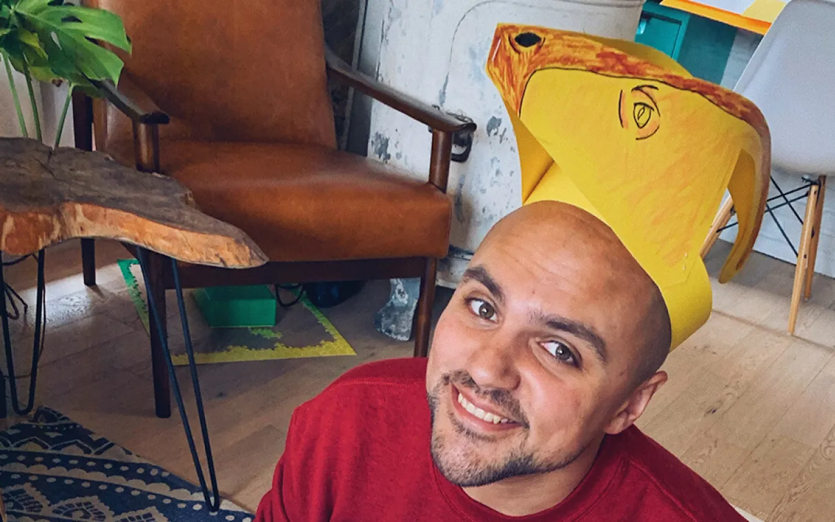 Kiron Mukherjee portant une coiffe de parasaurolophus.
