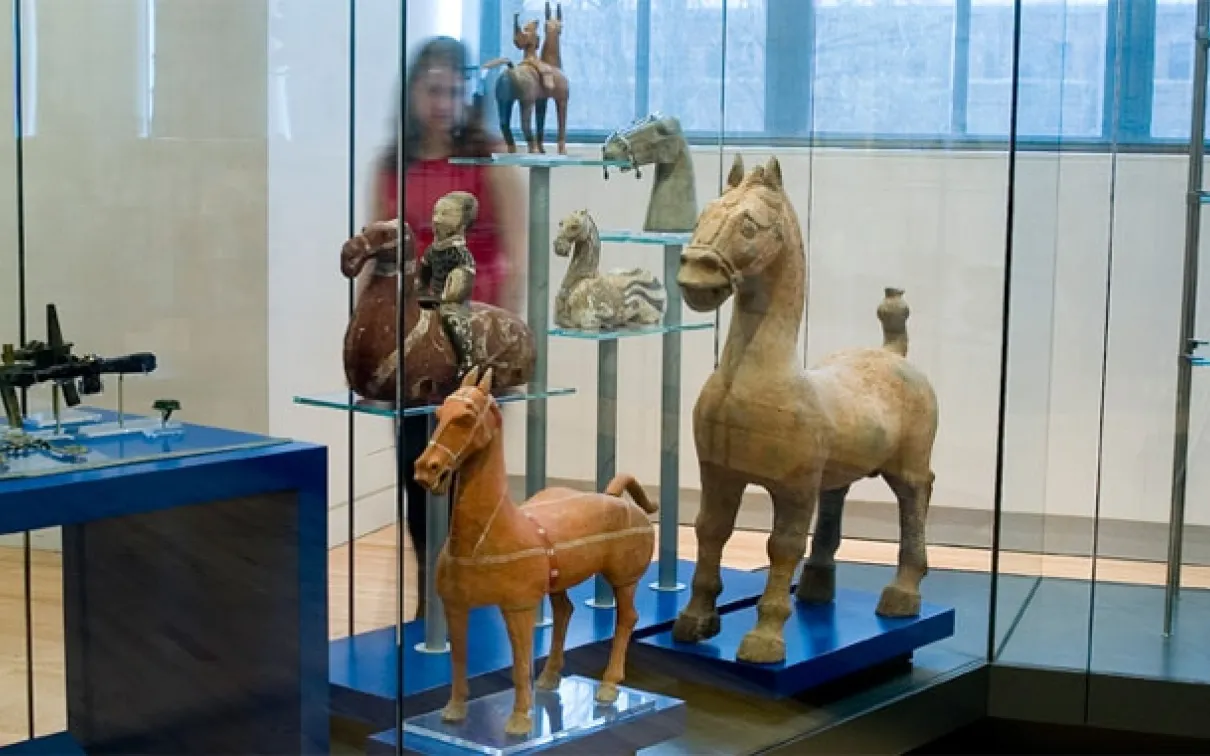 Environ 2 500 objets exceptionnels représentent l'une des principales collections du ROM.