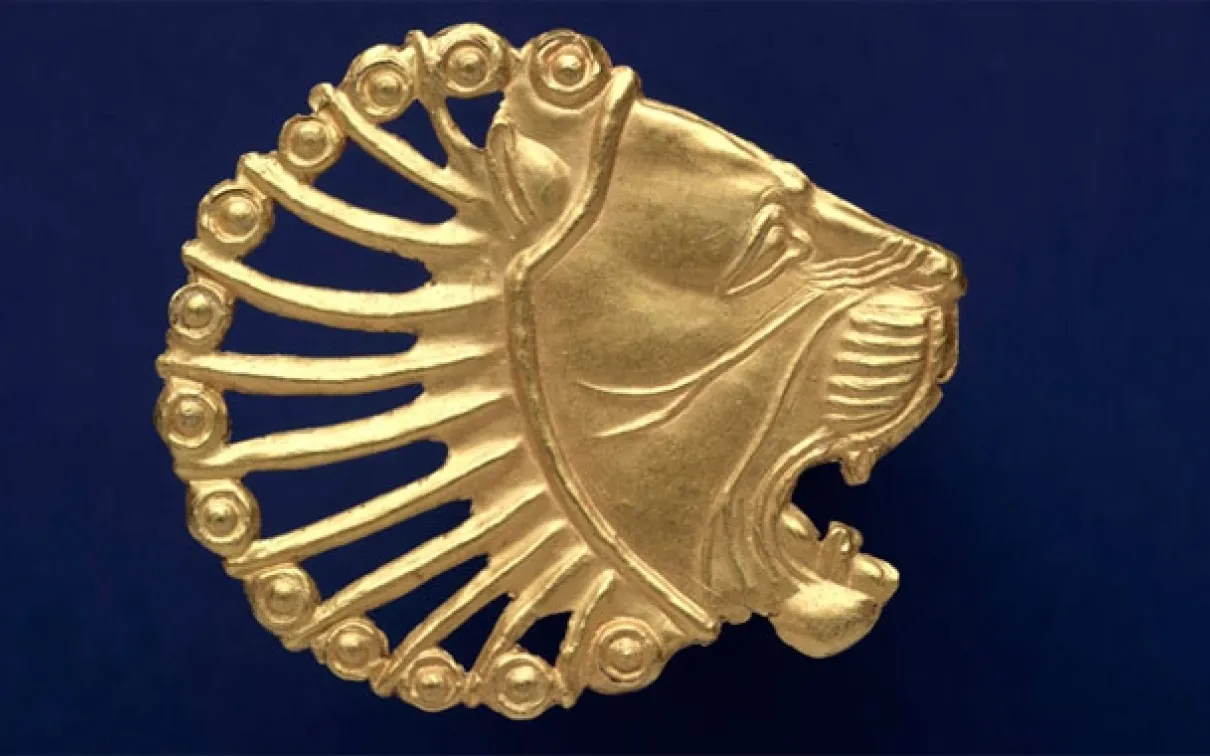 Galerie Wirth du Moyen-Orient du ROM. La force et la majesté du lion asiatique, aujourd'hui disparu, étaient des attributs associés à la royauté de la région, et le combat avec un lion conférait à un roi un grand prestige. De nombreux objets de la galerie invitent les visiteurs à explorer les différentes façons dont le motif du lion était représenté dans la culture mésopotamienne.