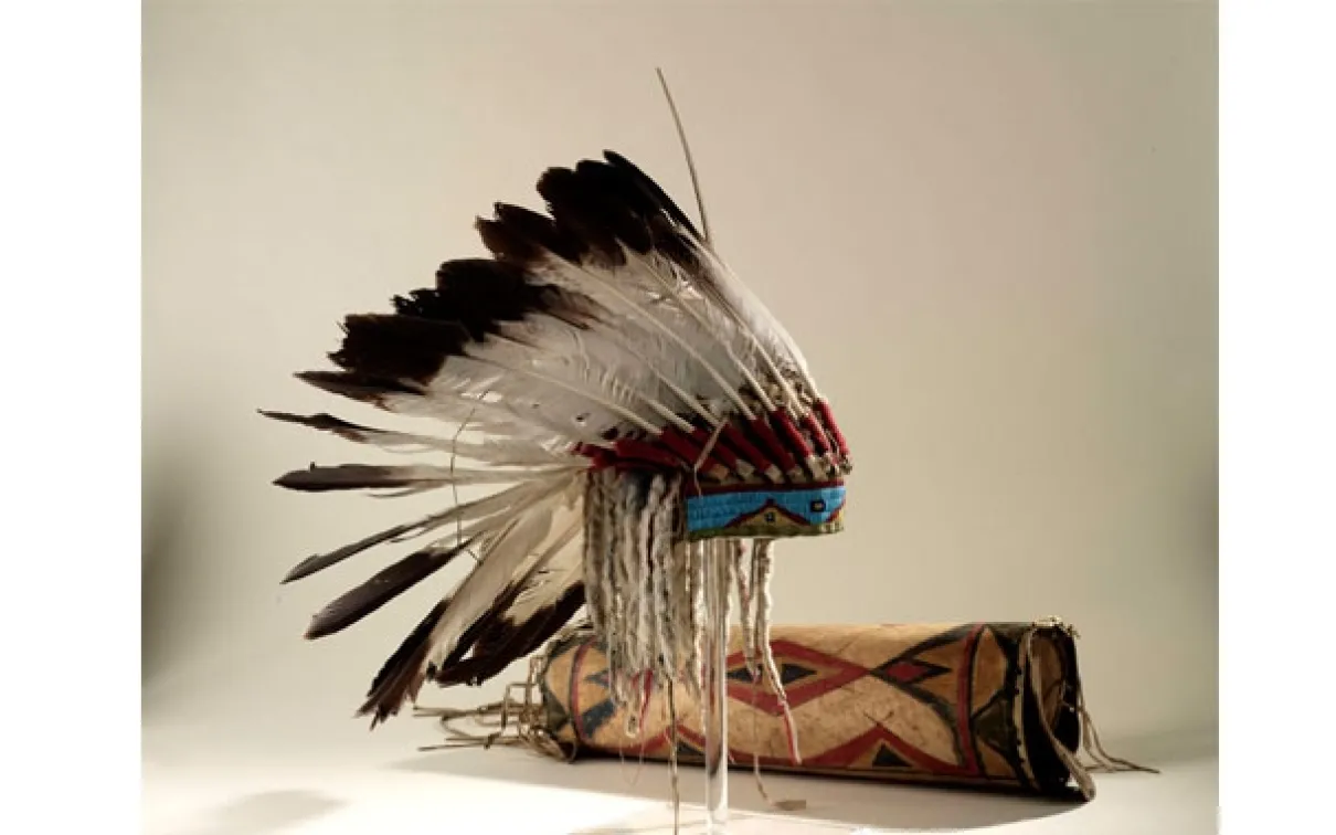 Retracez le voyage du légendaire Sitting Bull vers le Canada. Sitting Bull était le grand chef sioux Lakota le plus célèbre pour avoir vaincu la septième cavalerie du général Custer à la bataille de Little Bighorn. Retracez le voyage de Sitting Bull au Canada et l'histoire de l'acquisition par le ROM de son bonnet de guerre et de son étui.