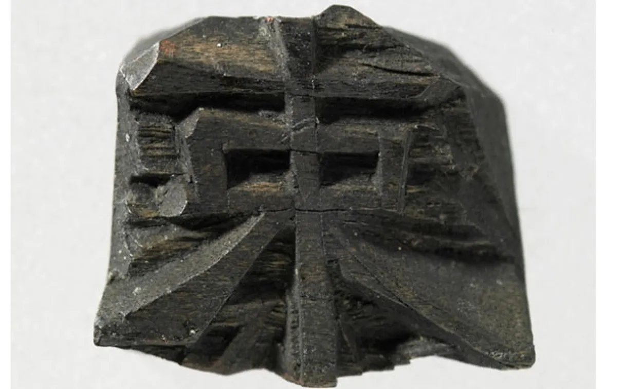 Overview of a wooden moveable type-piece, on white background