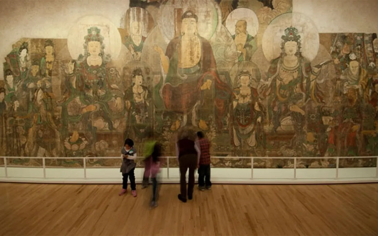 Le paradis de Maitreya, une peinture murale religieuse de 30 pieds de large dans la galerie d'art chinois Bishop White du ROM.