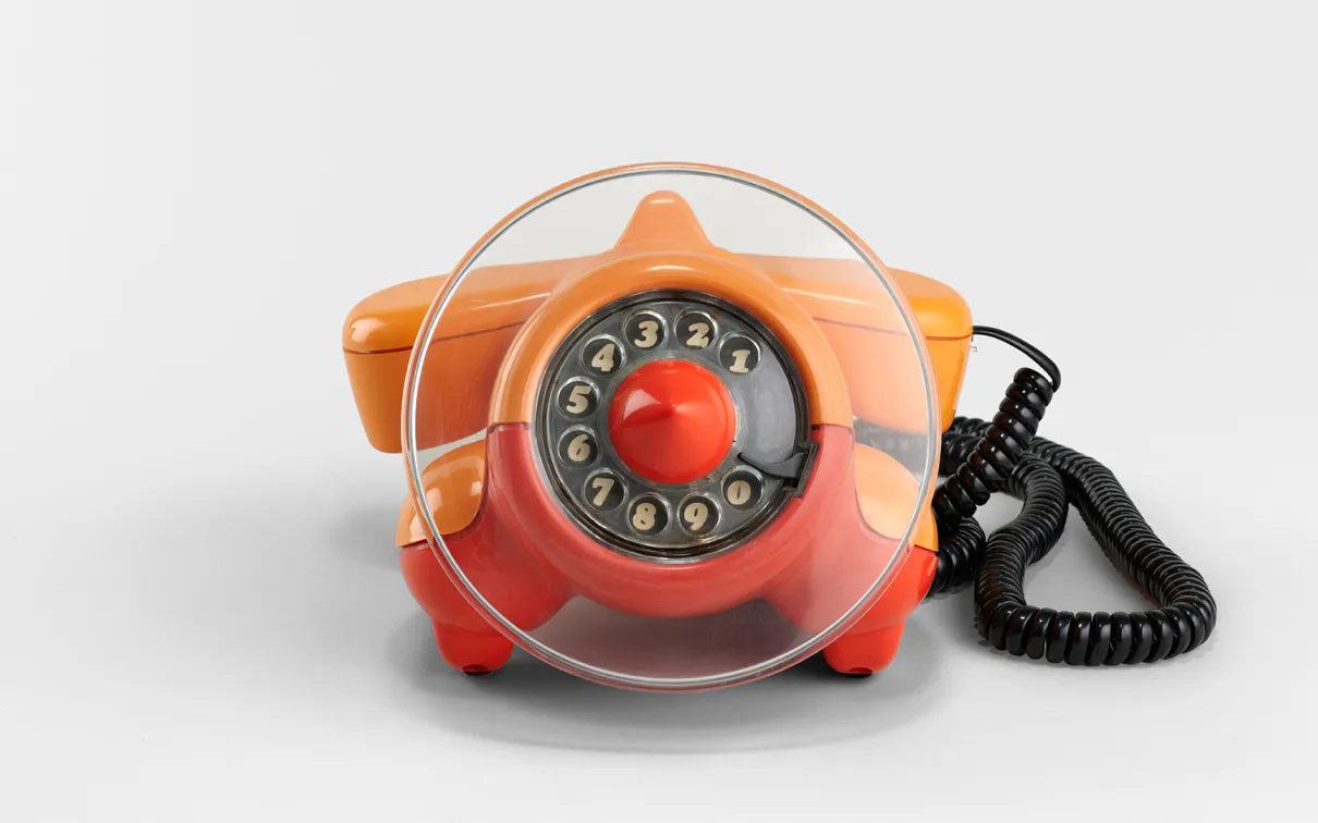 Téléphone Alexander Graham Bell (modèle 450) (série Imagination), v. 1977, John Tyson (1942- ), concepteur, Northern Electric Company (plus tard Nortel Networks), fabricant. Plastique. Image ©ROM.