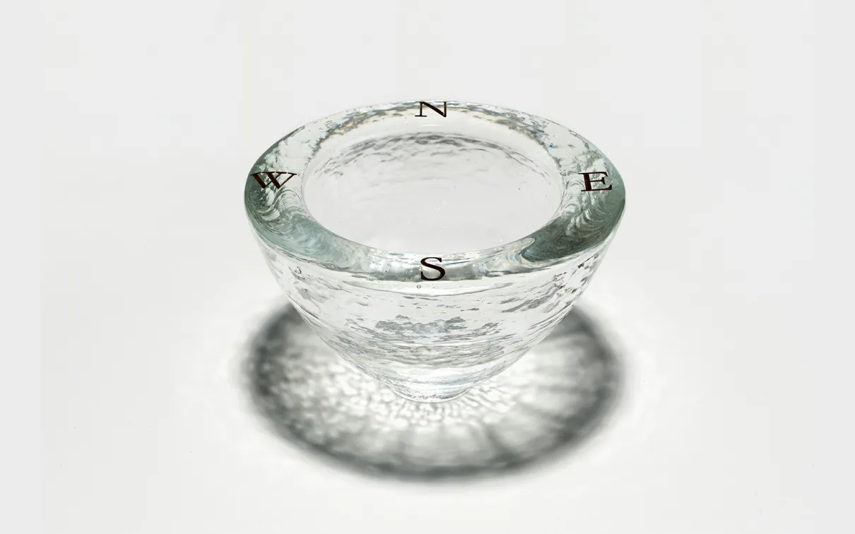 Bol à boussole, c.1993, Jeff Goodman (1961-2012), designer, Mercedes Rothwell (1963- ). Verre soufflé. Image ©ROM.