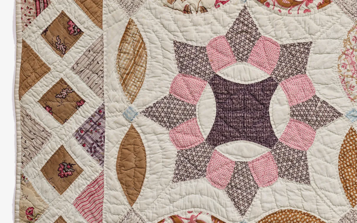 Courtepointe en patchwork (détail), 1840-1850, Belleville, Ontario. Coton tabby imprimé au rouleau, coupé et assemblé. 969.188.2. Don de Mrs. C. D. McPherson. Image @ ROM.