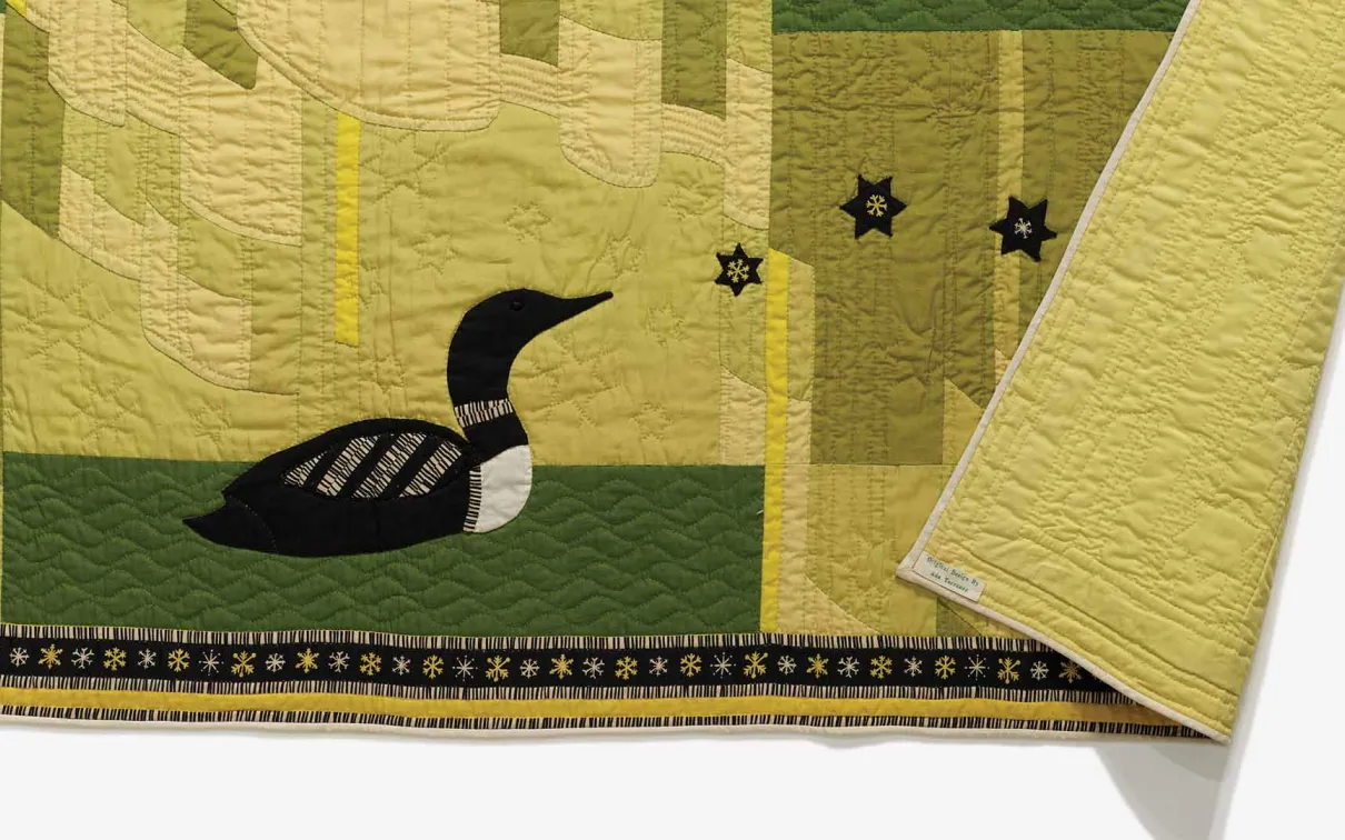 Northern Night (détail), 1955, conçu par Ada B. Torrance, cousu par Torrance et les membres de la Simcoe County Arts and Crafts Association, Orillia, Ontario. Tissu de coton tabby, assemblé, appliqué et brodé. 956.159.A. Don de The Star Weekly. Image @ROM.