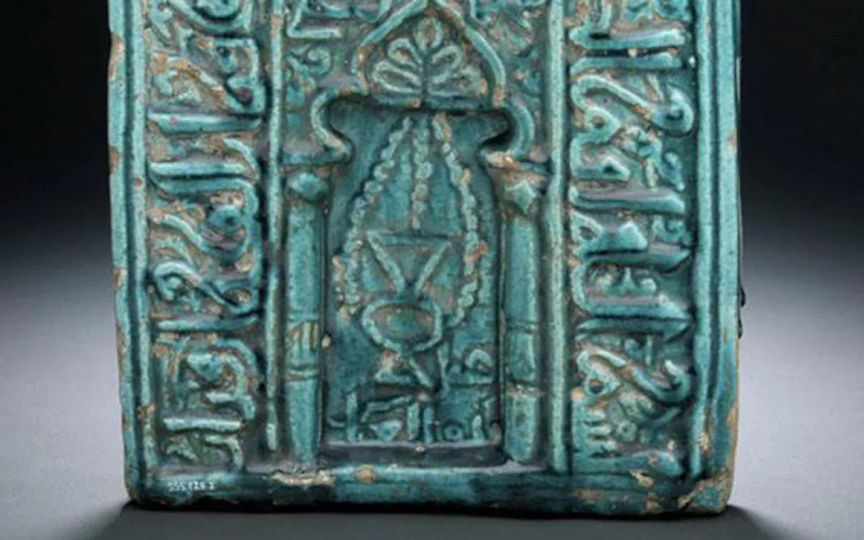 Tile of mihrab with hanging lamp and Qur'an inscription (Surah 17:78).