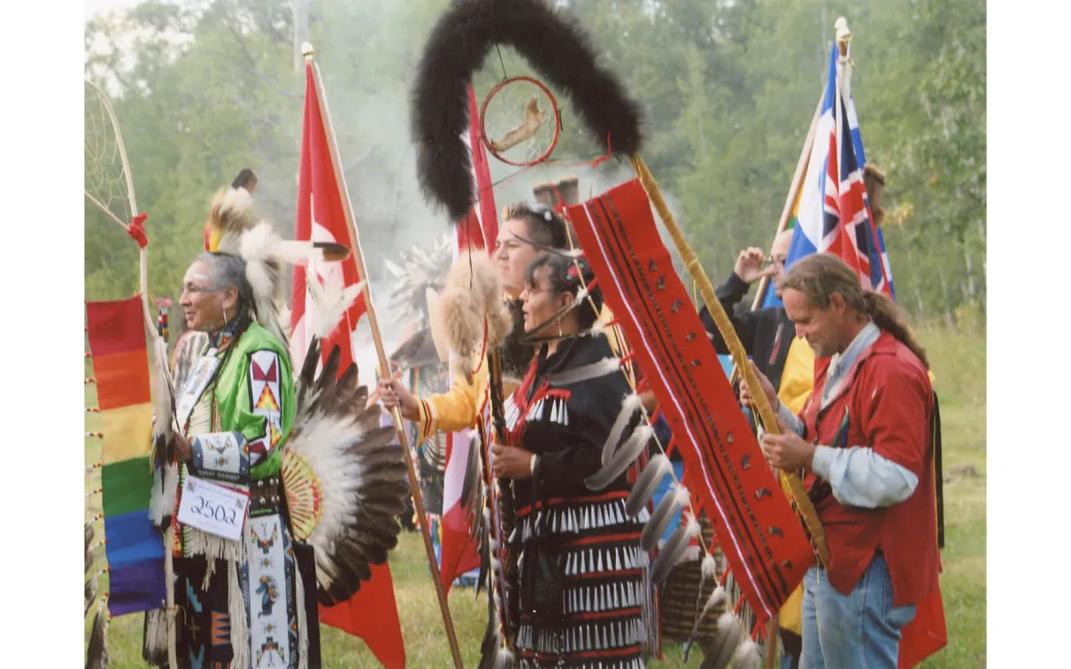 Entrée principale d'un pow-wow bispirituel lors du 22e rassemblement international bispirituel annuel qui s'est tenu dans un centre de retraite à l'extérieur de Winnipeg.