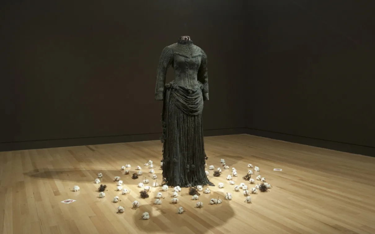 Installation d'œuvres d'art dans la galerie.