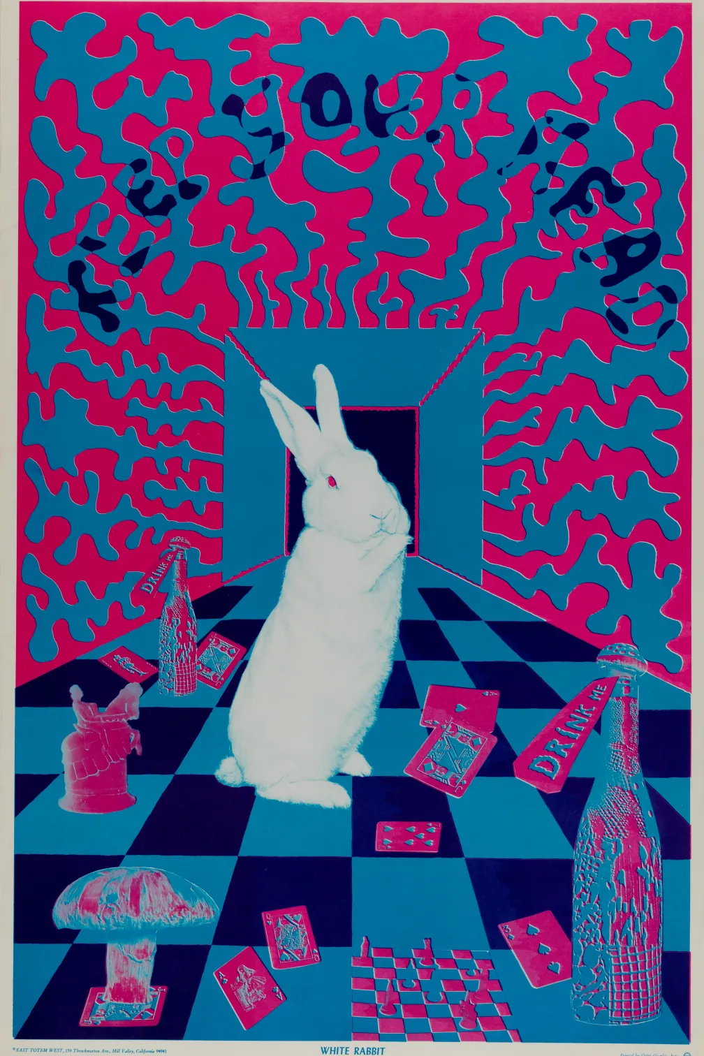 Un lapin blanc se tient sur ses pattes arrière, entouré d'objets tirés de l'histoire d'Alice au pays des merveilles.