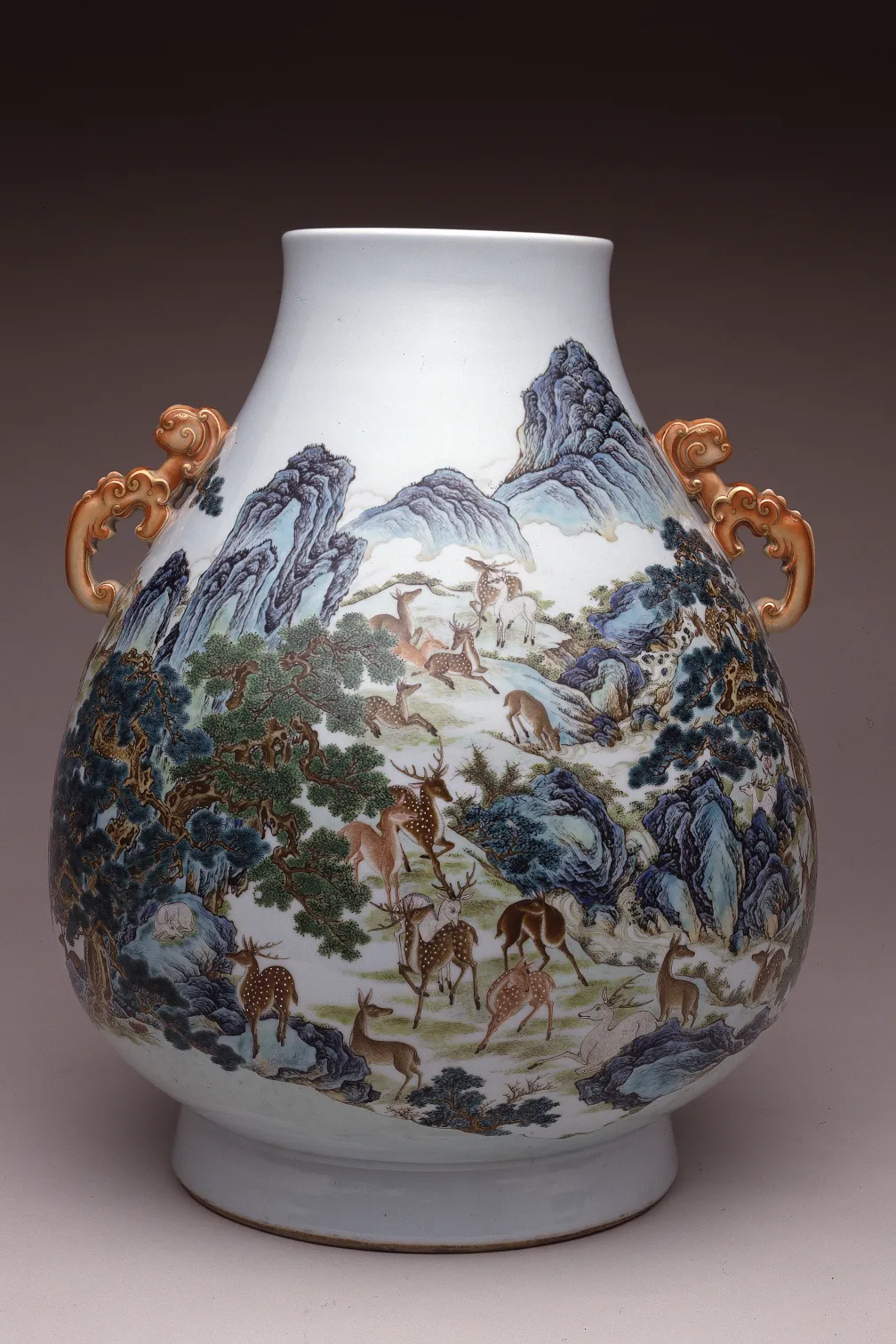 Mid to late 18th century Qing Dynasty, Qianlong Period Vase Zen with hundred deer, Jingdezhen, Jiangxi province, China, 911.9.17. © ROM and Gift of Mrs. H.D. Warren.