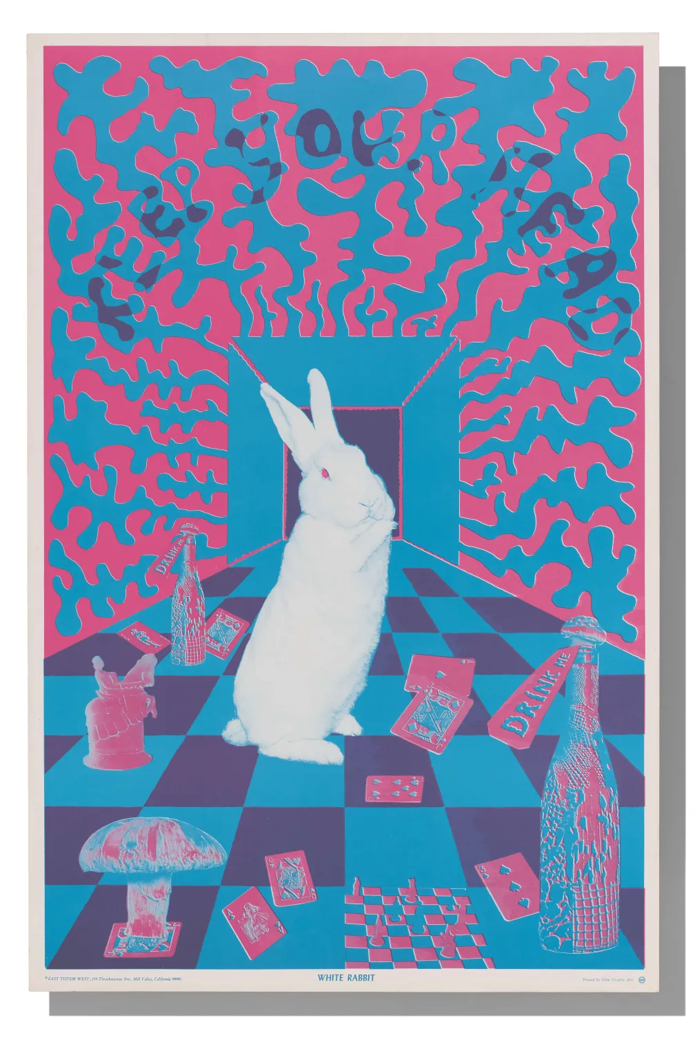 Affiche psychédélique représentant un lapin blanc dans une pièce à damier bleu et rose, entouré de cartes à jouer, de bouteilles, d'un échiquier et d'objets ressemblant à des champignons, le tout sur un fond abstrait aux couleurs vives.