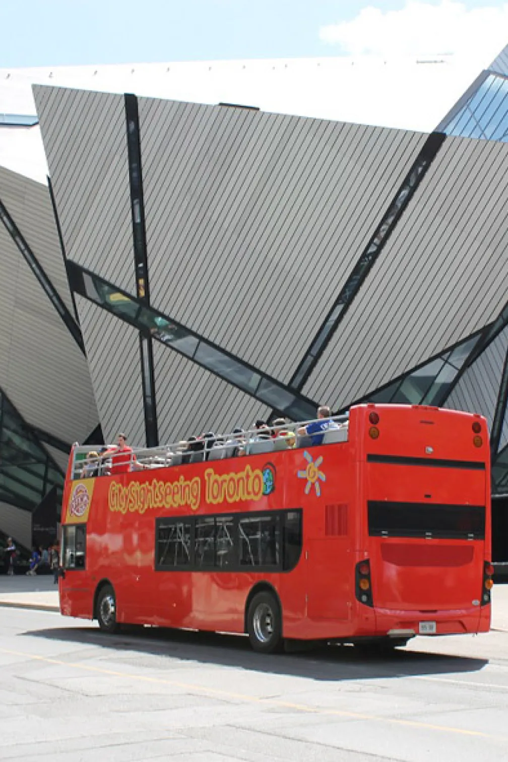 Bus à impériale passant devant le Musée royal de l'Ontario.

