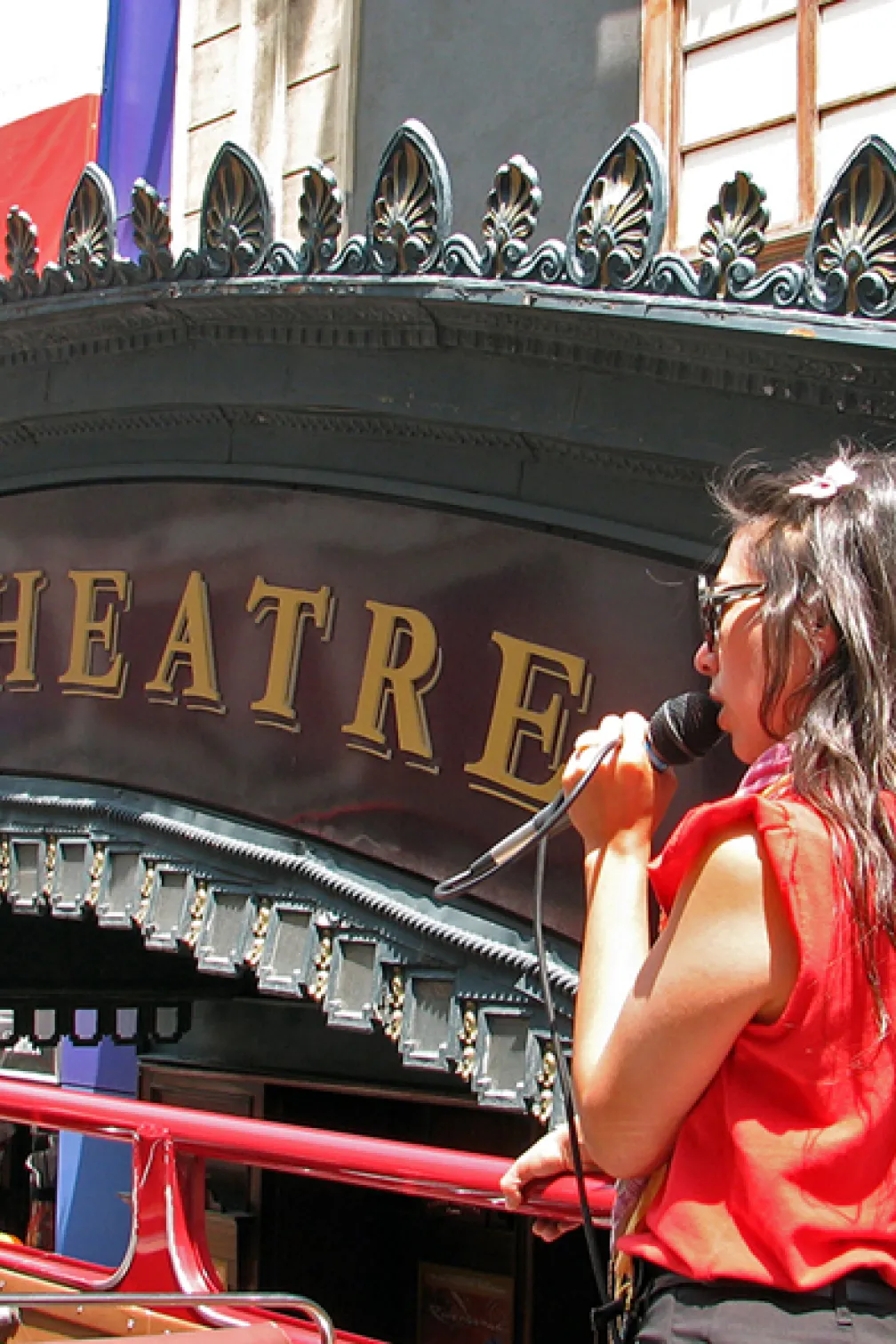 Bus à impériale passant devant le théâtre Canon.
