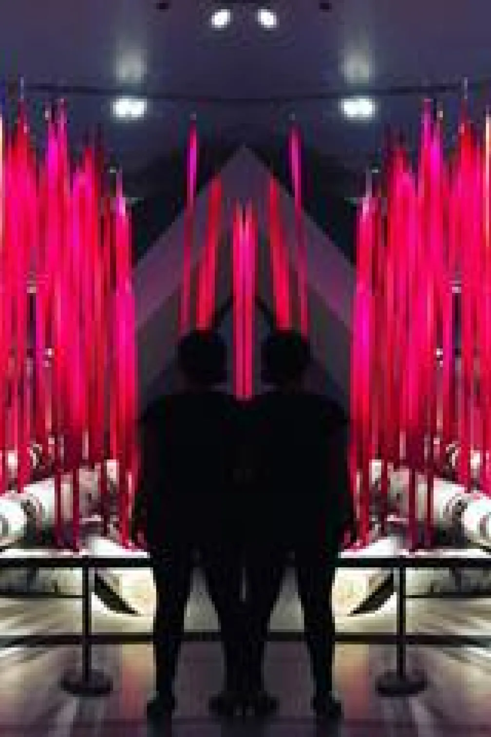 Combinant la couleur, la lumière, la forme et l'espace, Chihuly a réalisé des œuvres d'art architecturales dans le monde entier.