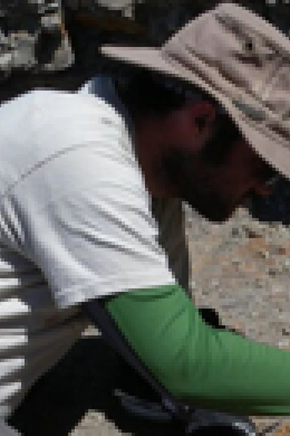 Un étudiant déterre des ossements dans la carrière de Wendiceratops bonebed. Crédit : David Evans