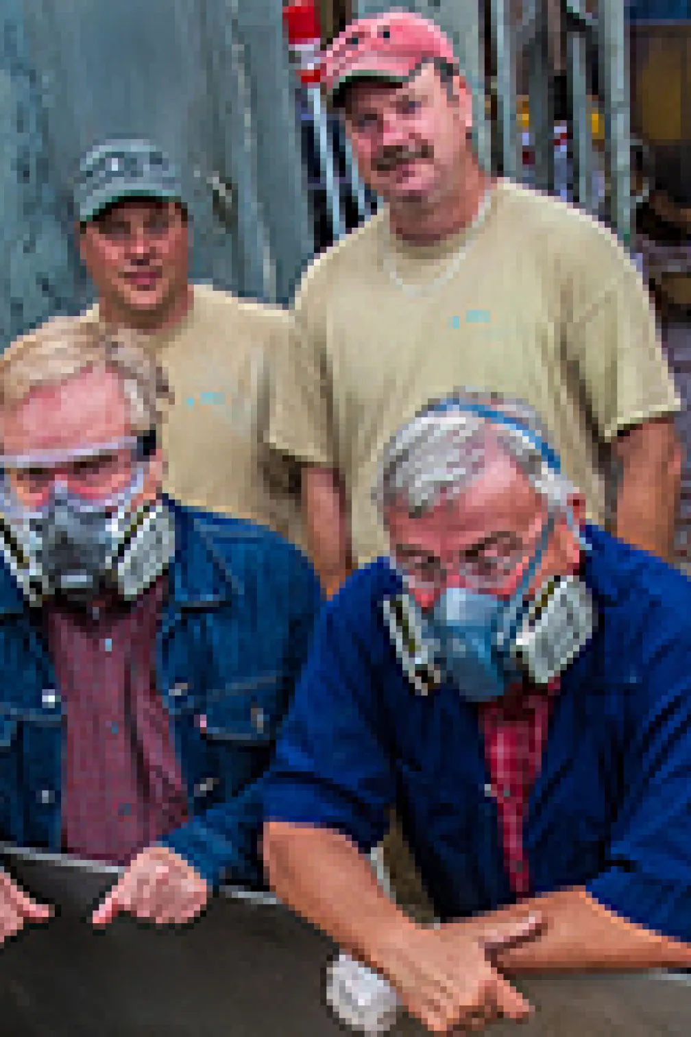 Workers attach ropes to the blue whale flesh
