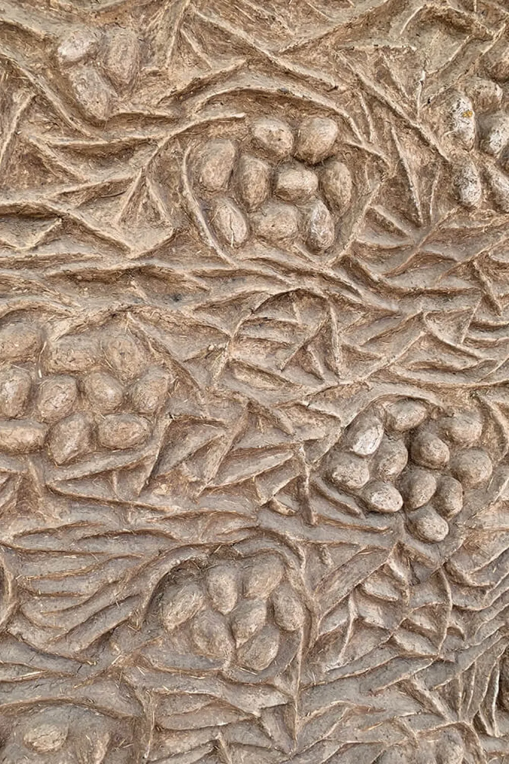 Motif de mûre sur le mur du bâtiment principal du musée Zoma.