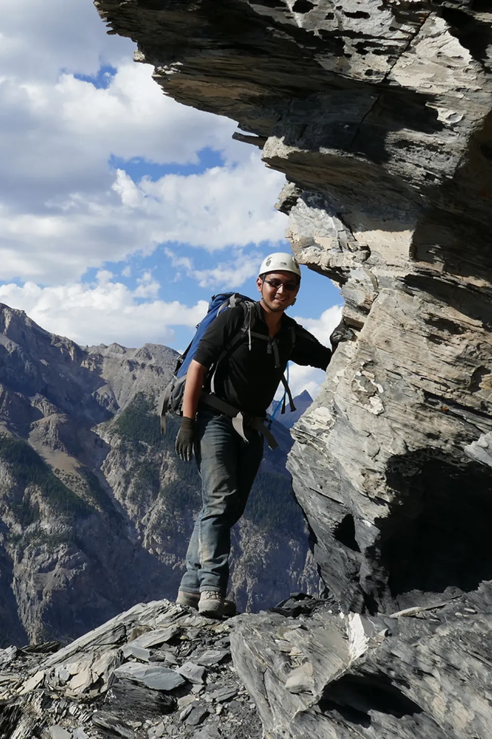 Karma Nanglu lors d'un travail de terrain en 2016 sur un site des schistes de Burgess dans le parc national de Kootenay.